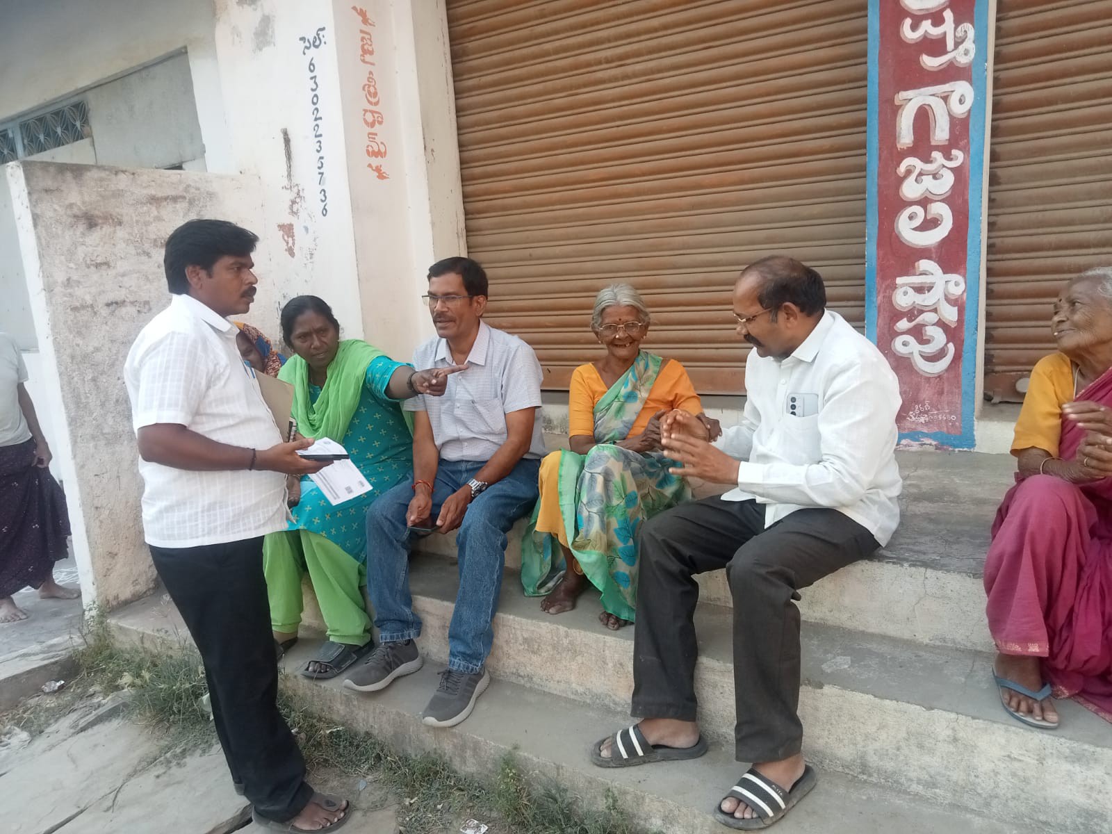 పన్ను వసూళ్ల కార్యక్రమంలో పాల్గొన్న ఎంపీడీవో