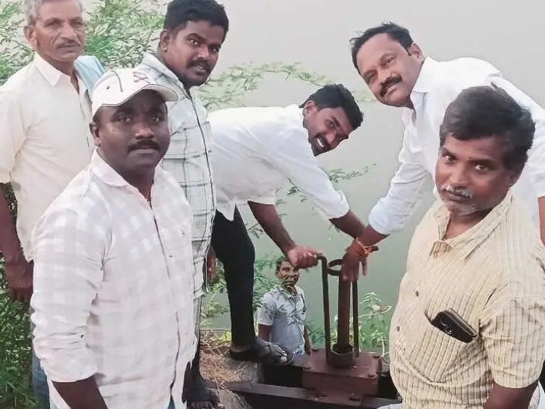 ఎండిపోతున్న పంటలకు ‘పెద్ద చెరువు’ నీరు