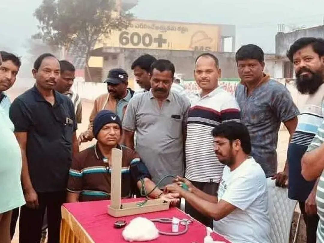 ఎన్టీఆర్ స్టేడియంలో వాకర్స్ అసోసియేషన్ వైద్య శిబిరం