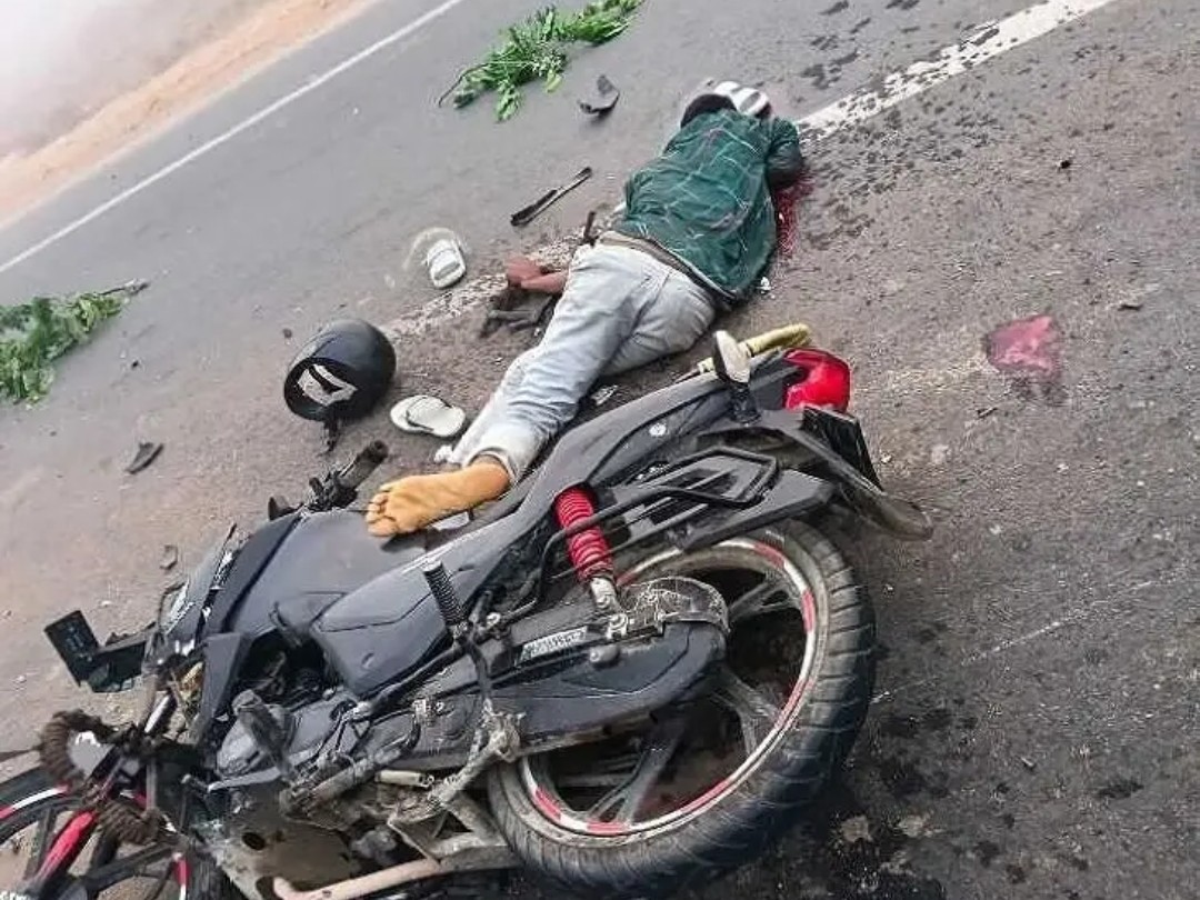 రోడ్డు ప్రమాదంలో ఒకరి మృతి.. మరొకరికి తీవ్ర గాయాలు