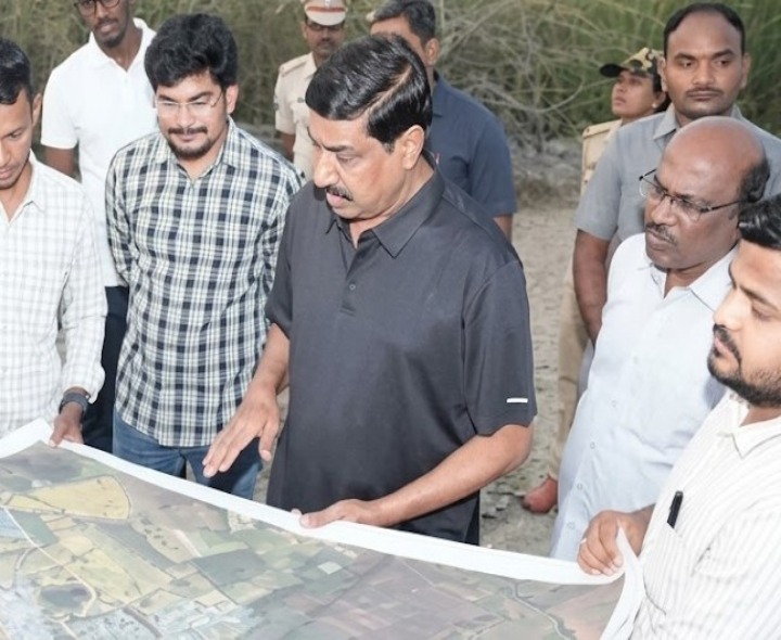 ఇళ్ల పట్టాల భూములను పరిశీలించిన మంత్రి