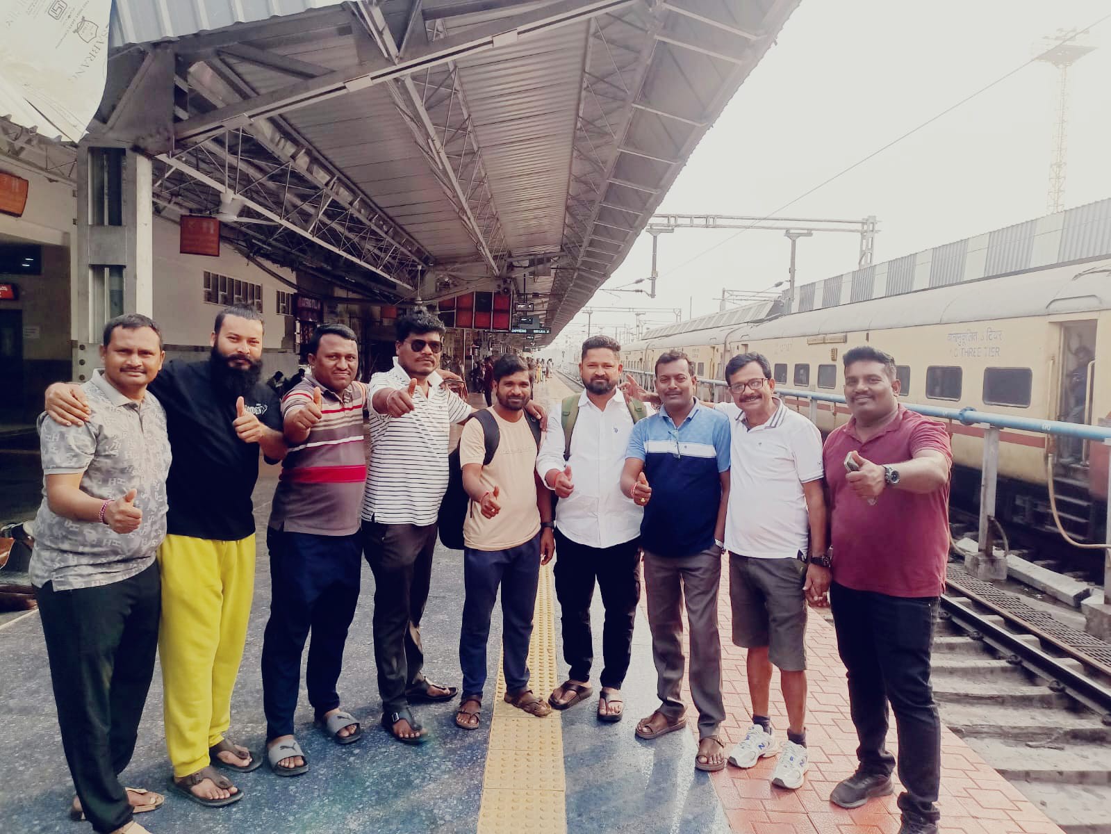 ఢిల్లీకి బయలుదేరిన జిల్లా కాంగ్రెస్ నేతలు