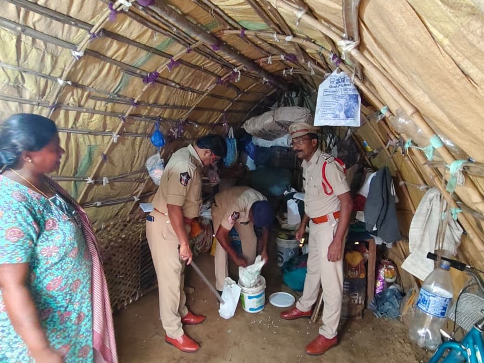 దర్శిలో కార్డన్ సెర్చ్.. 41 మోటార్ సైకిళ్లు స్వాధీనం