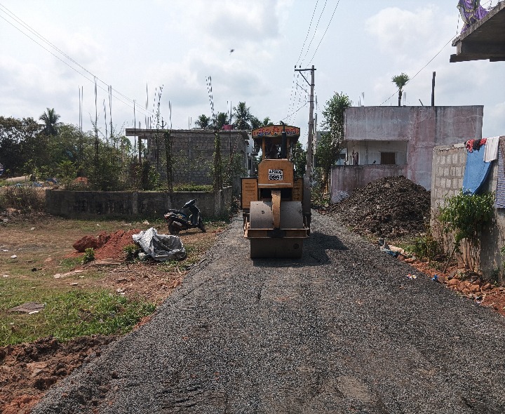 ఉపాధి హామీ నిధులతో  రోడ్లు పనులు