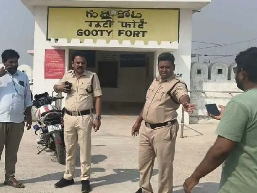 గుత్తి ఫోర్ట్ రైల్వే స్టేషన్‌లో బైకు చోరీ