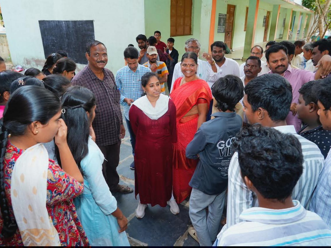 స్కూల్‌ను సందర్శించిన ఎమ్మెల్యే గళ్లా మాధవి