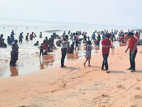 పేరుపాలెం బీచ్‌కు పోటెత్తిన పర్యాటకులు