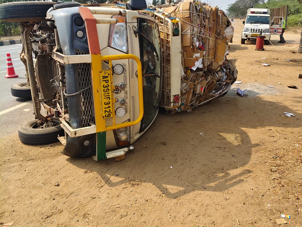 కే. బిట్రగుంటలో మినీ వ్యాన్ బోల్తా