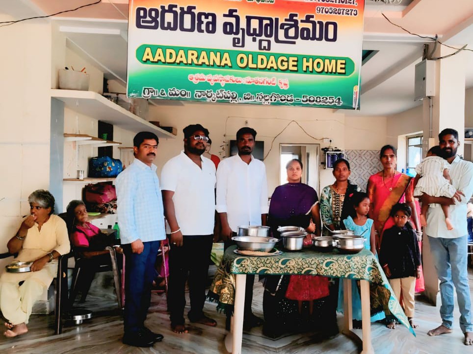 వృద్ధాశ్రమంలో అన్న వితరణ