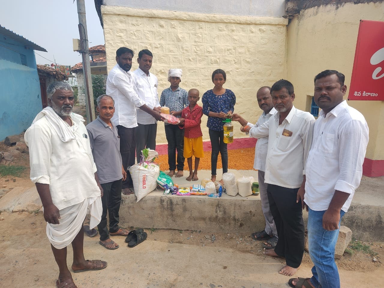 ముగ్గురు అనాధ పిల్లలకు నిత్యవసర సరుకులు అందజేత