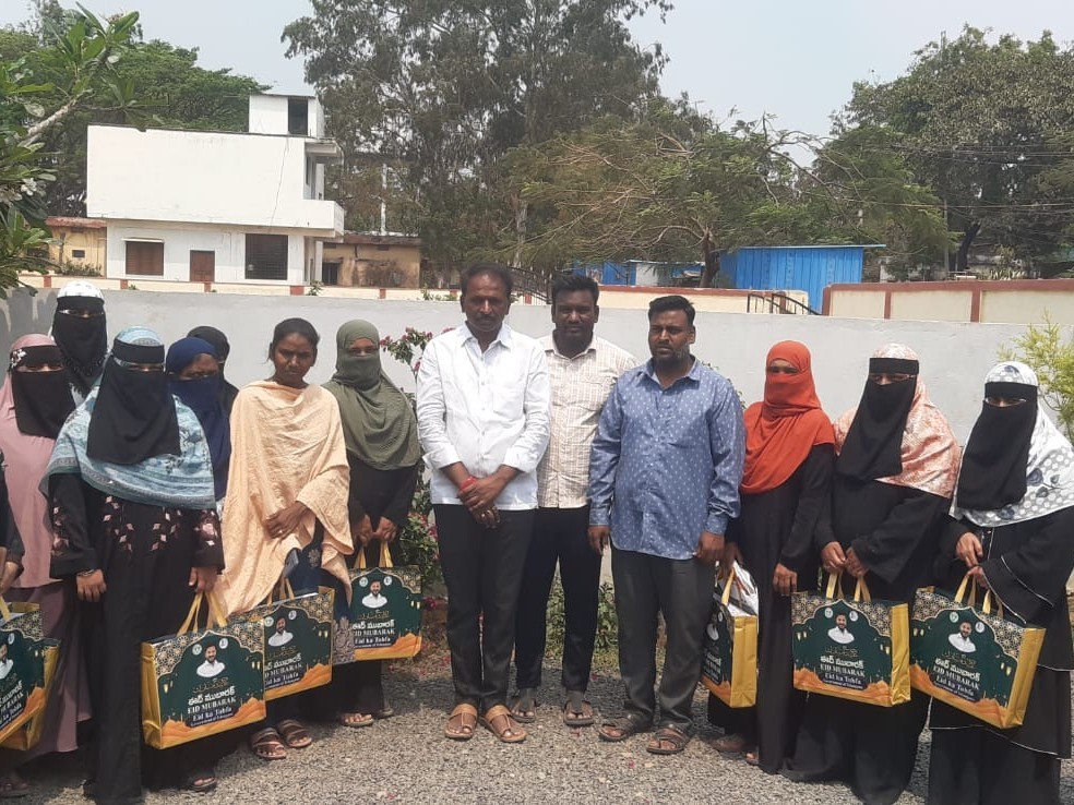 ముస్లిం మైనార్టీ మహిళలకు రంజాన్ కానుకలు అందజేత