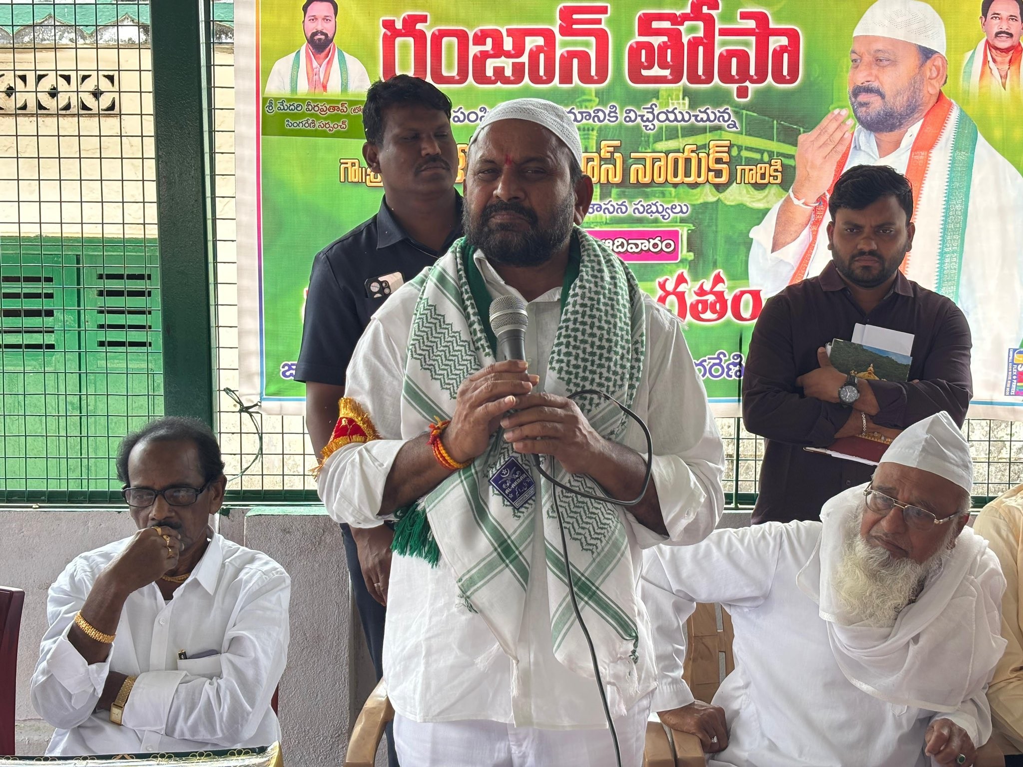 రంజాన్ తోఫాను పంపిణీ చేసిన ఎమ్మెల్యే రాందాస్