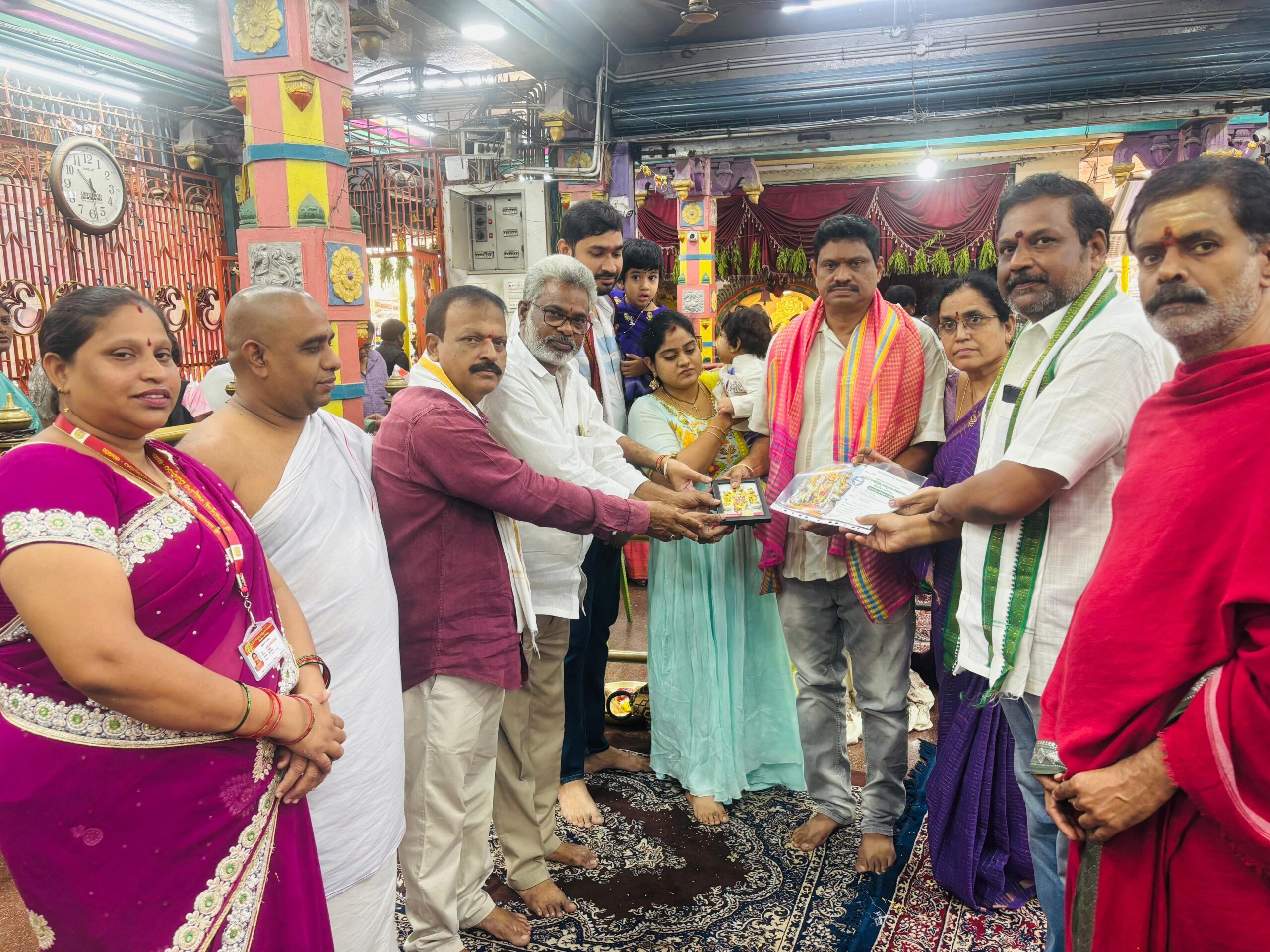 భీమవరం మావుళ్లమ్మకు బంగారం విరాళం