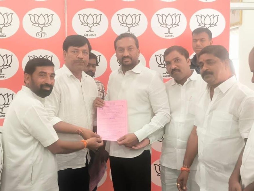 మెదక్ ఎంపీకి జాతర ఆహ్వాన పత్రిక అందజేత