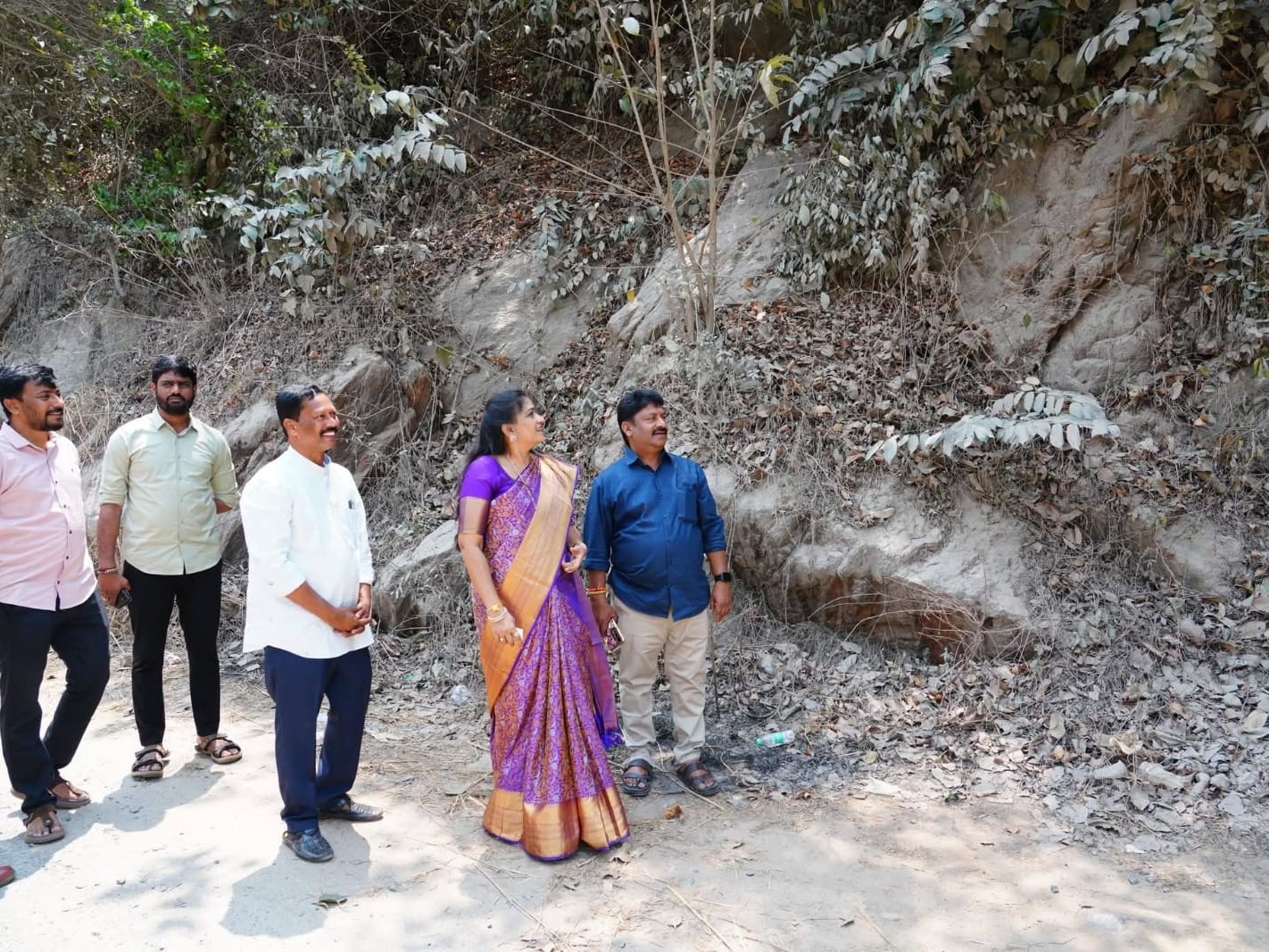 ఇందేశమ్మ ఘాట్ రోడ్డును పరిశీలించిన హోం మంత్రి