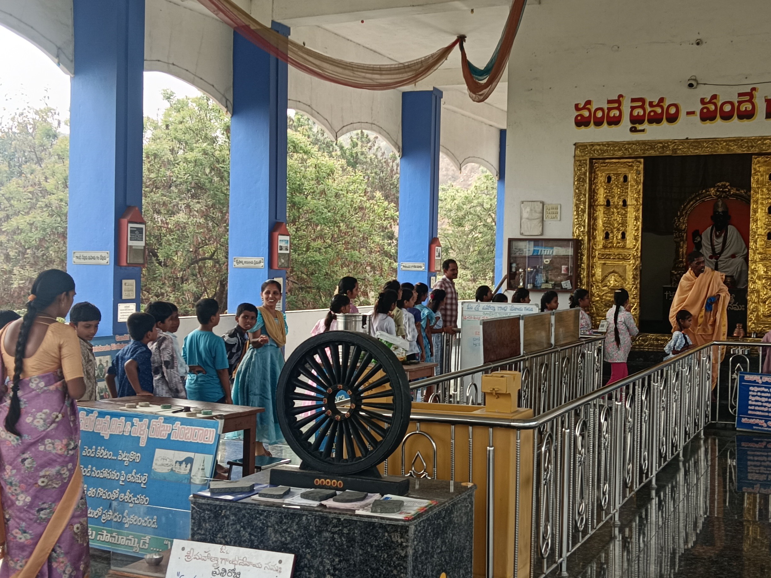 గాంధీ ఆలయానికి విద్యార్థుల తాకిడి