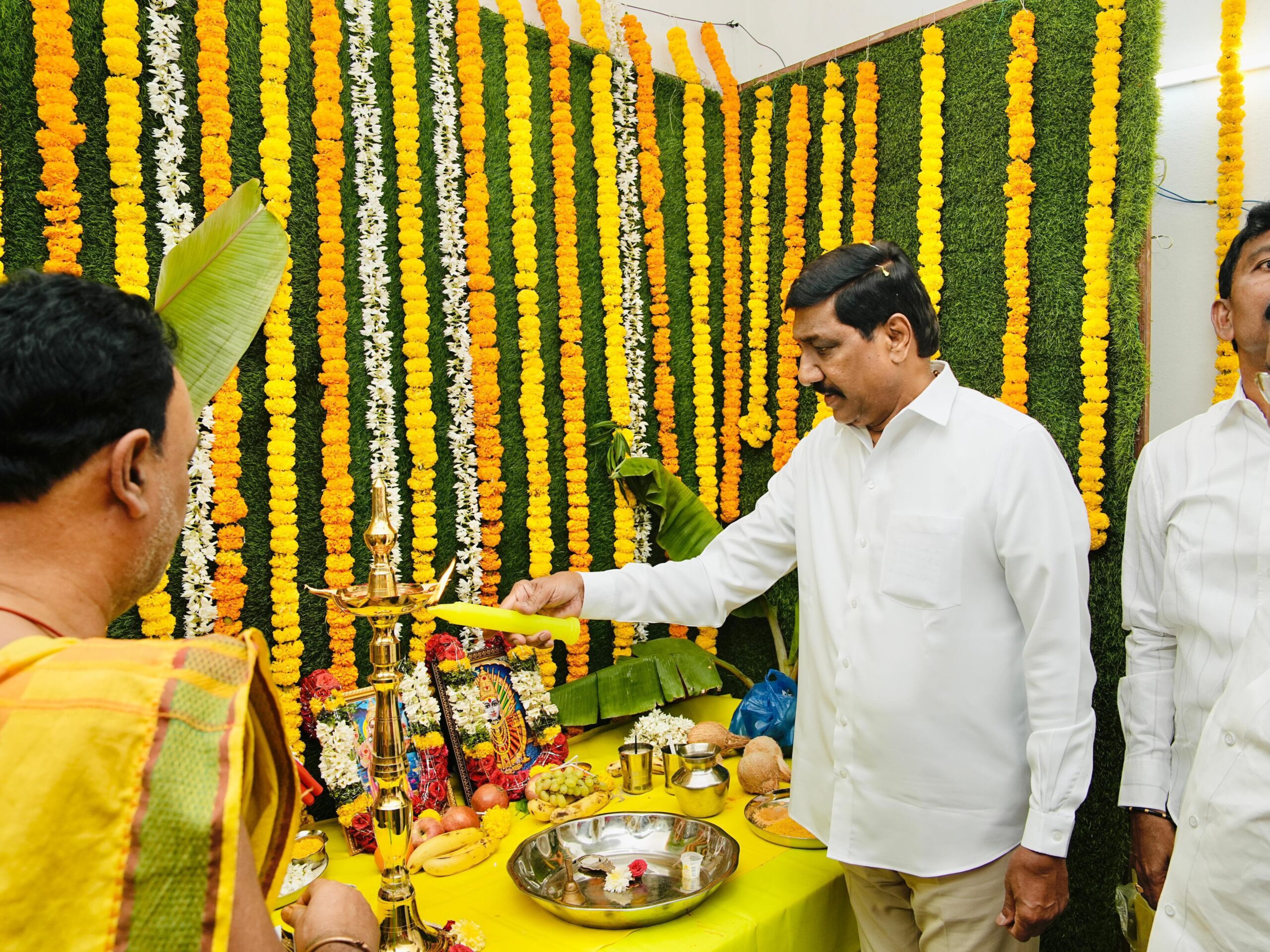 అవుకు పట్టణంలో పర్యటించిన మంత్రి