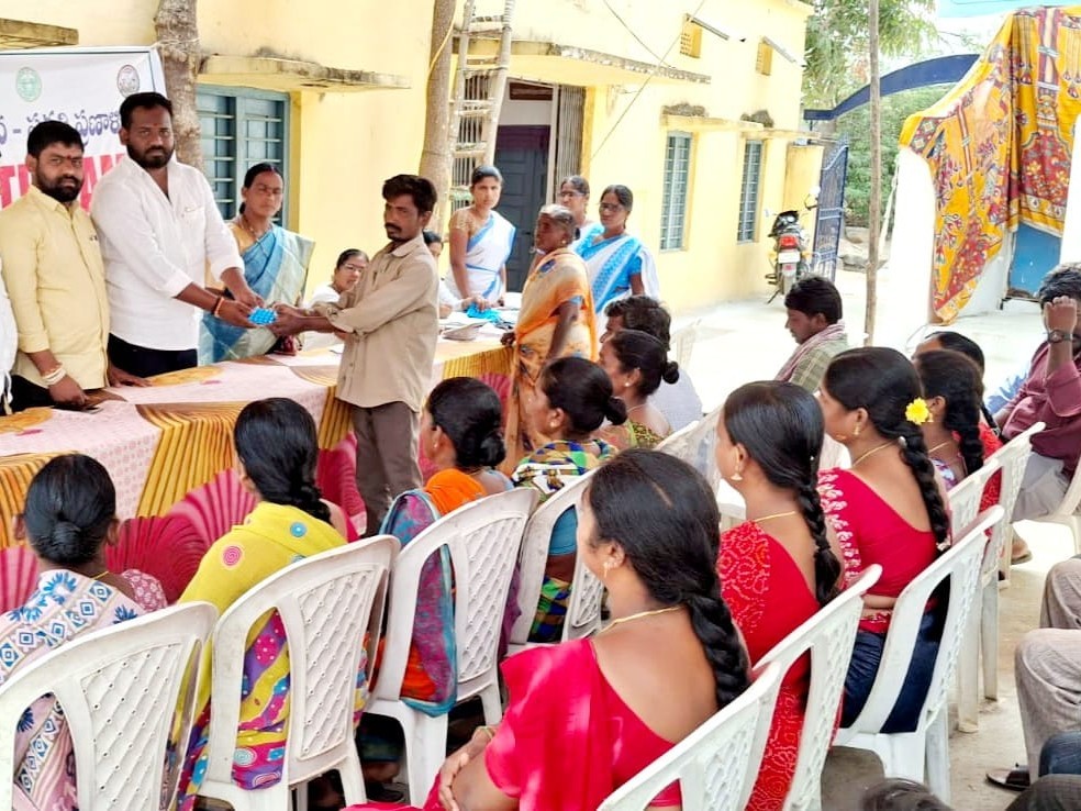 పారిశుధ్య కార్మికులకు PPE కిట్ల పంపిణీ