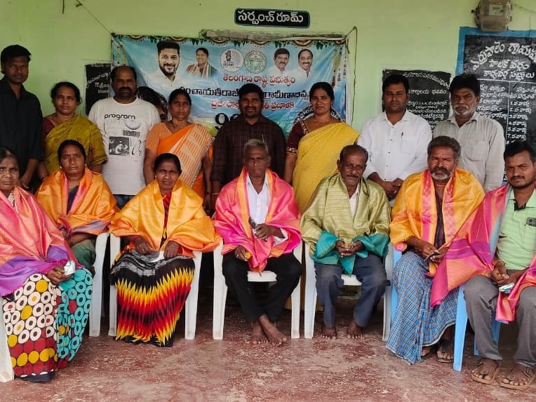 గ్రామపంచాయతీ కార్మికులను సత్కరించిన సర్పంచ్
