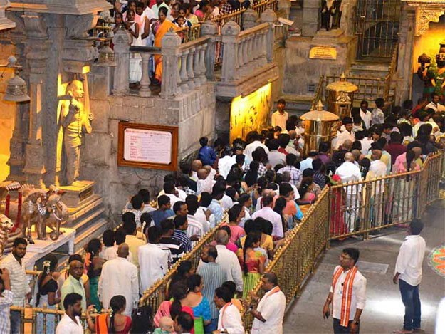 యాదాద్రికి పోటెత్తిన భక్త జనం