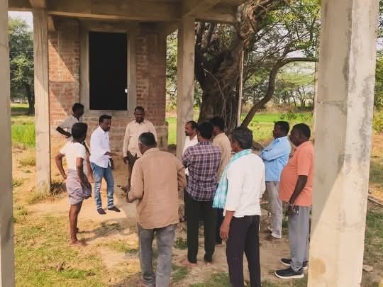 డివిజన్ పరిధిలో పెండింగ్ పనులను పరిశీలించిన కార్పొరేటర్