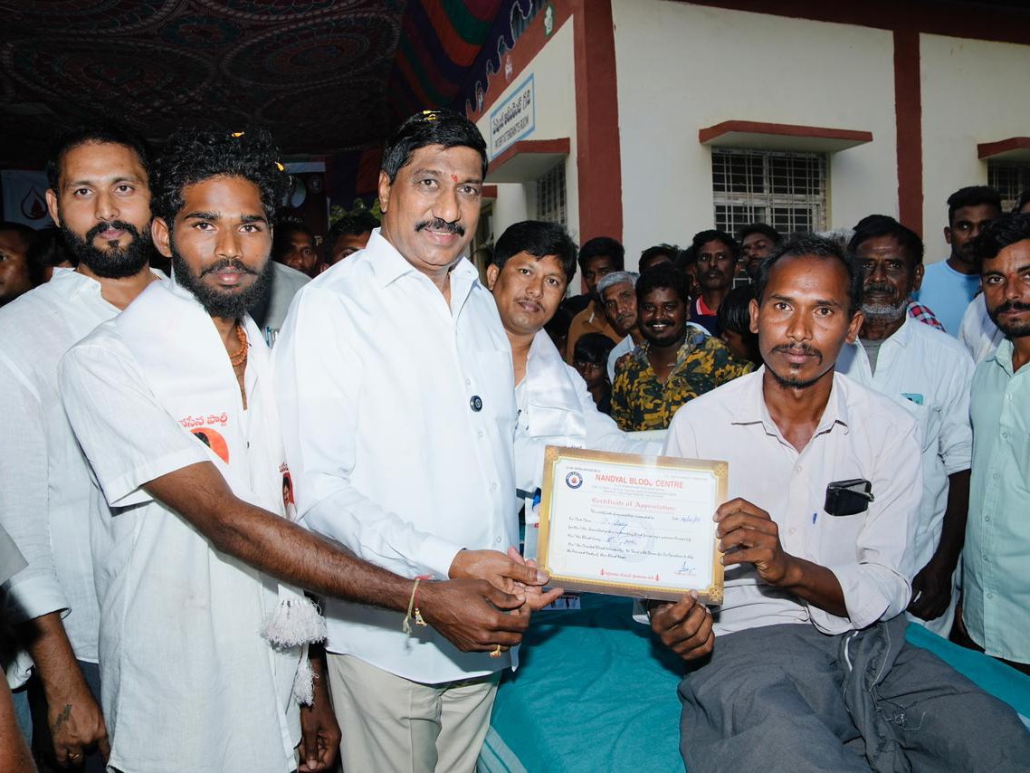 రక్తదాన శిబిరాన్ని ప్రారంభించిన మంత్రి