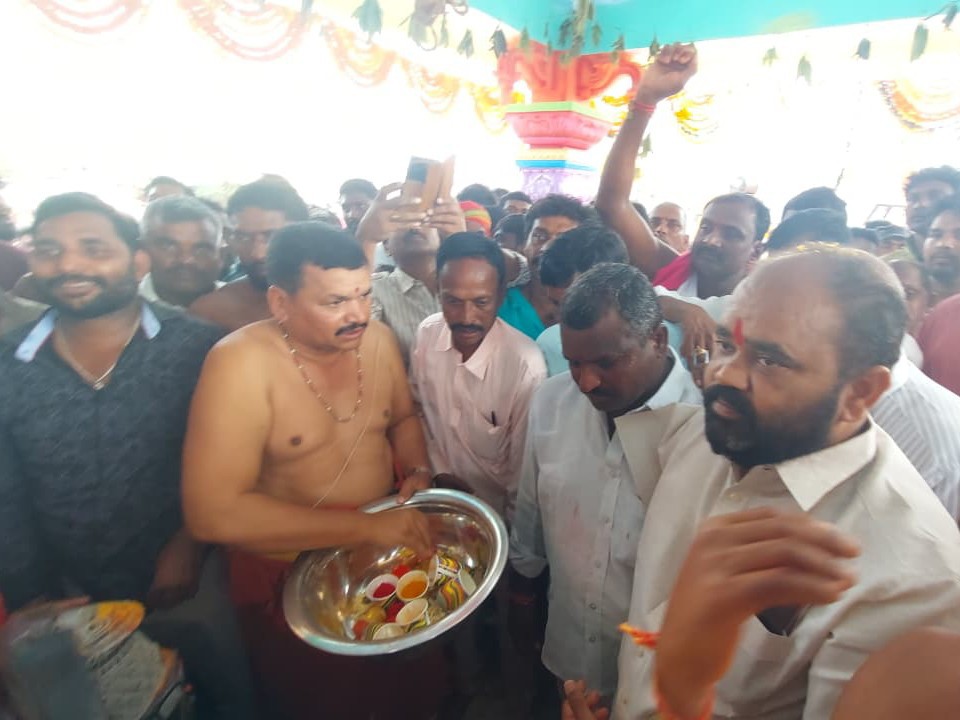 గరుడ ధ్వజ ప్రతిష్టాపన.. పూజలు చేసిన మాజీ ఎమ్మెల్యే