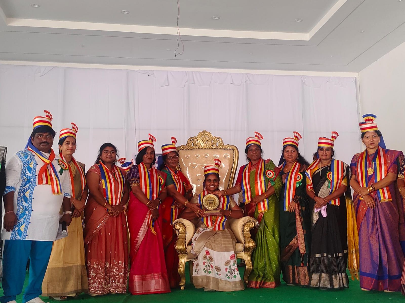 అవార్డును అందజేసిన డిప్యూటీ మేయర్