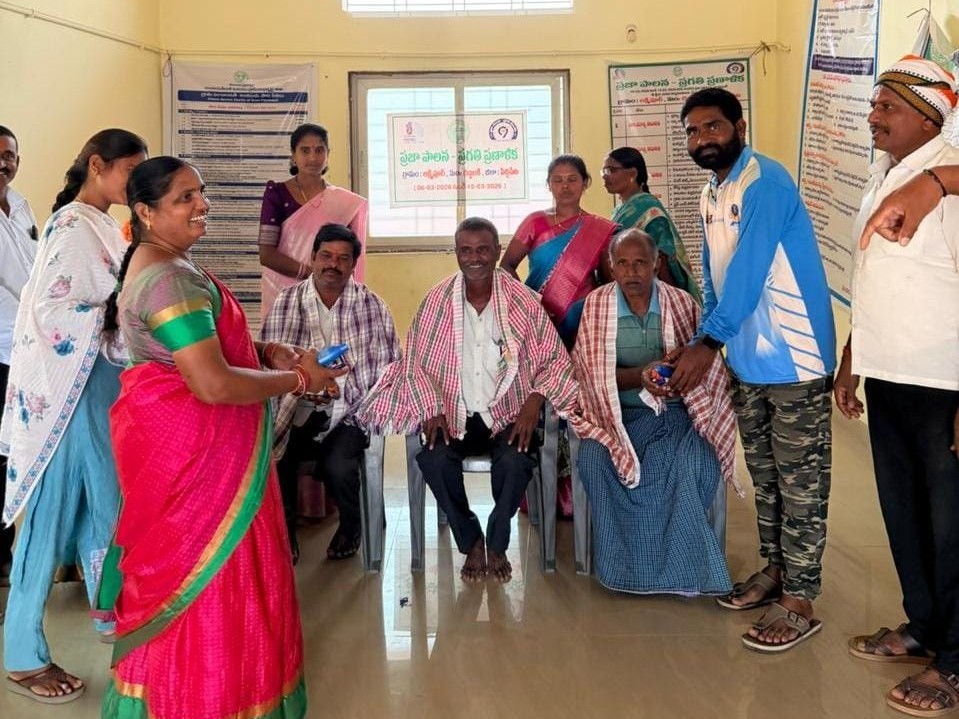 పారిశుద్ధ్య కార్మికుల సేవలు అభినందనీయం