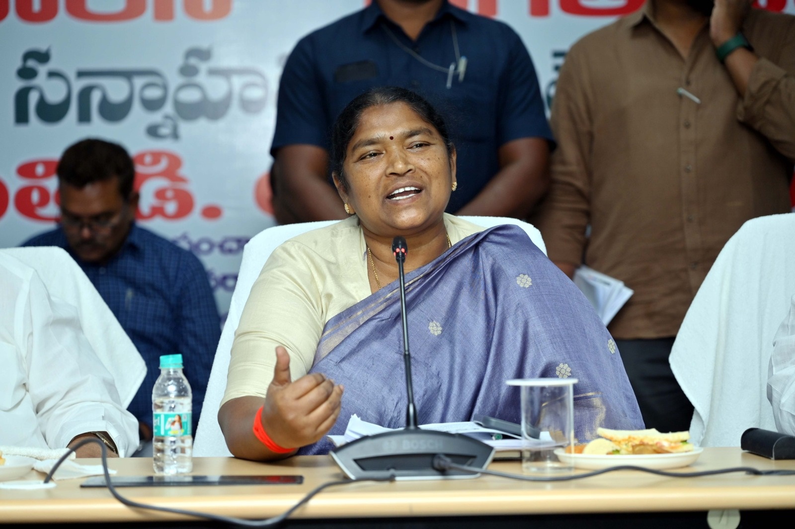 కార్మికులకు మంత్రి సీతక్క భరోసా