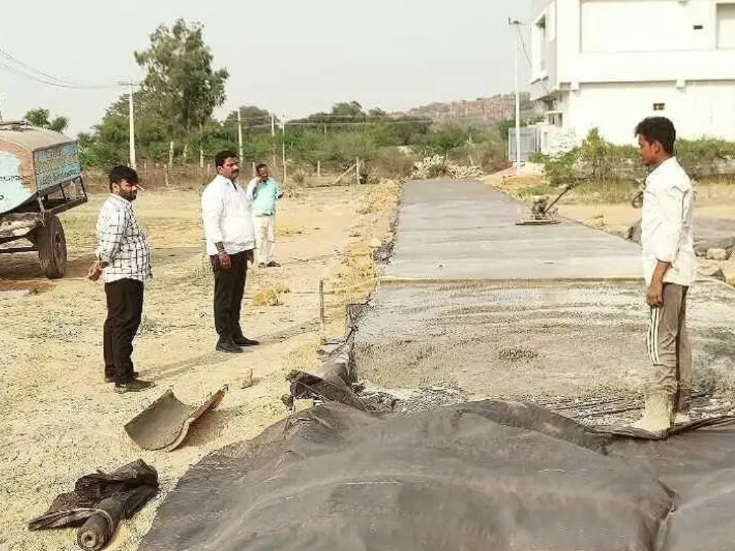 సీసీ రోడ్డు పనులను పరిశీలించిన బీజేపీ నాయకులు