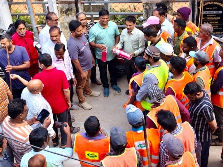 ప్రుడెన్షియల్ బ్యాంక్ కాలనీలో శ్రమదానం