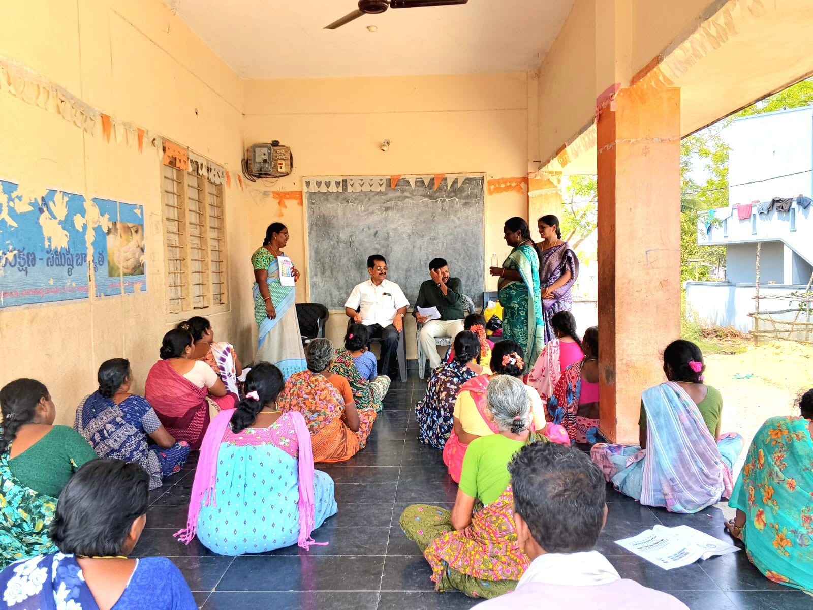 అక్షరాంధ్ర పరీక్ష కేంద్రాలను తనిఖీ చేసిన ఎంపీడీవో