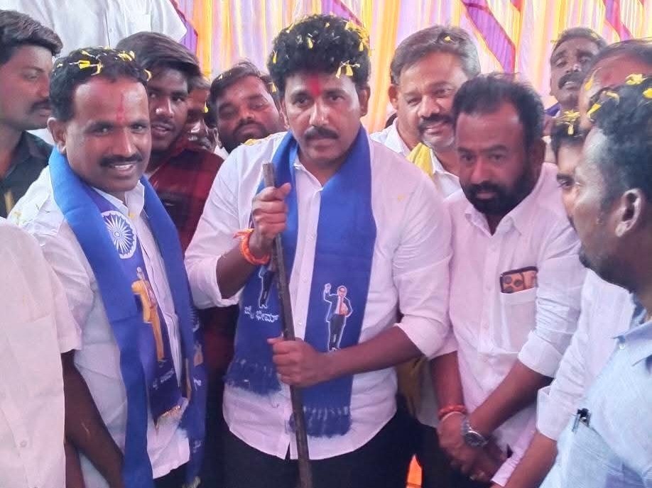 అంబేద్కర్ విగ్రహం ఏర్పాటుకు ఎమ్మెల్యే భూమి పూజ