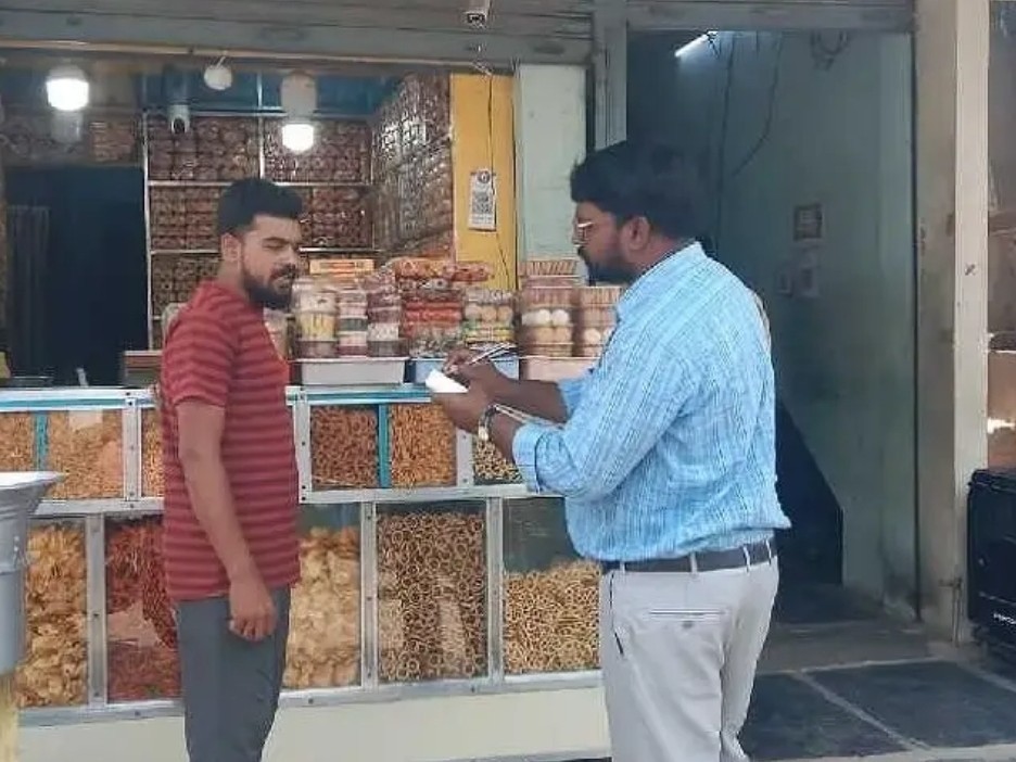 సెలవు దినంలో కూడా ఇంటి పన్నుల వసూలు..!