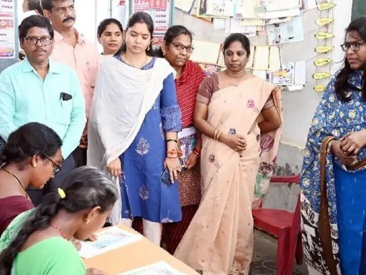 అక్షర ఆంధ్ర పరీక్షలను పరిశీలించిన కలెక్టర్