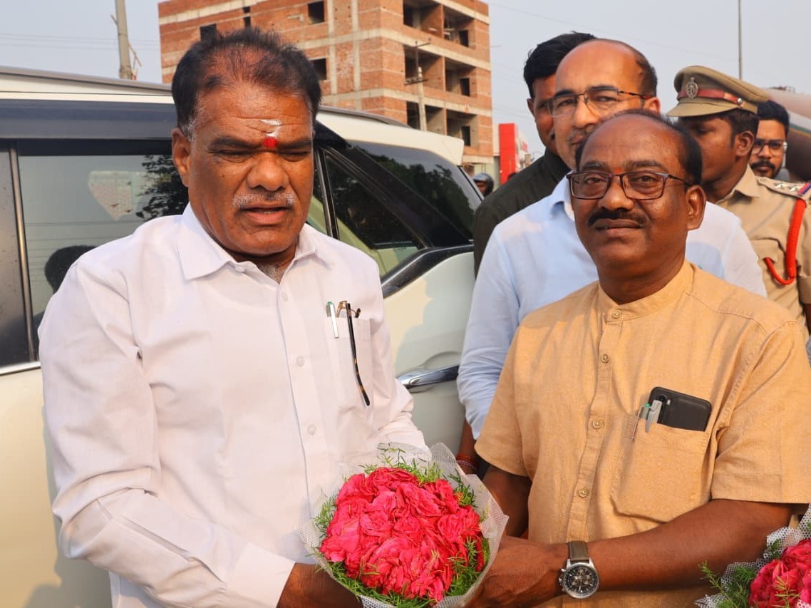 ‘ఎస్సీ, ఎస్టీ వర్గాల సంక్షేమానికి అధికారులు దృష్టి సారించాలి’