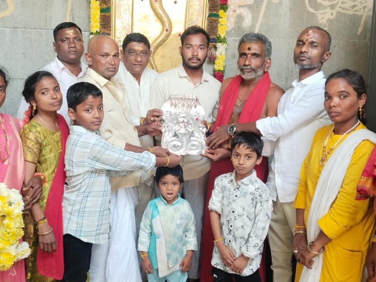 రెండు వెండి నాగ పడిగెలు విరాళం..!