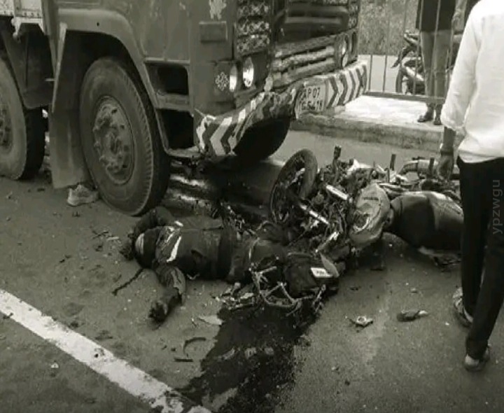 ఘోర రోడ్డు ప్రమాదం.. ఇద్దరు యువకులు మృతి