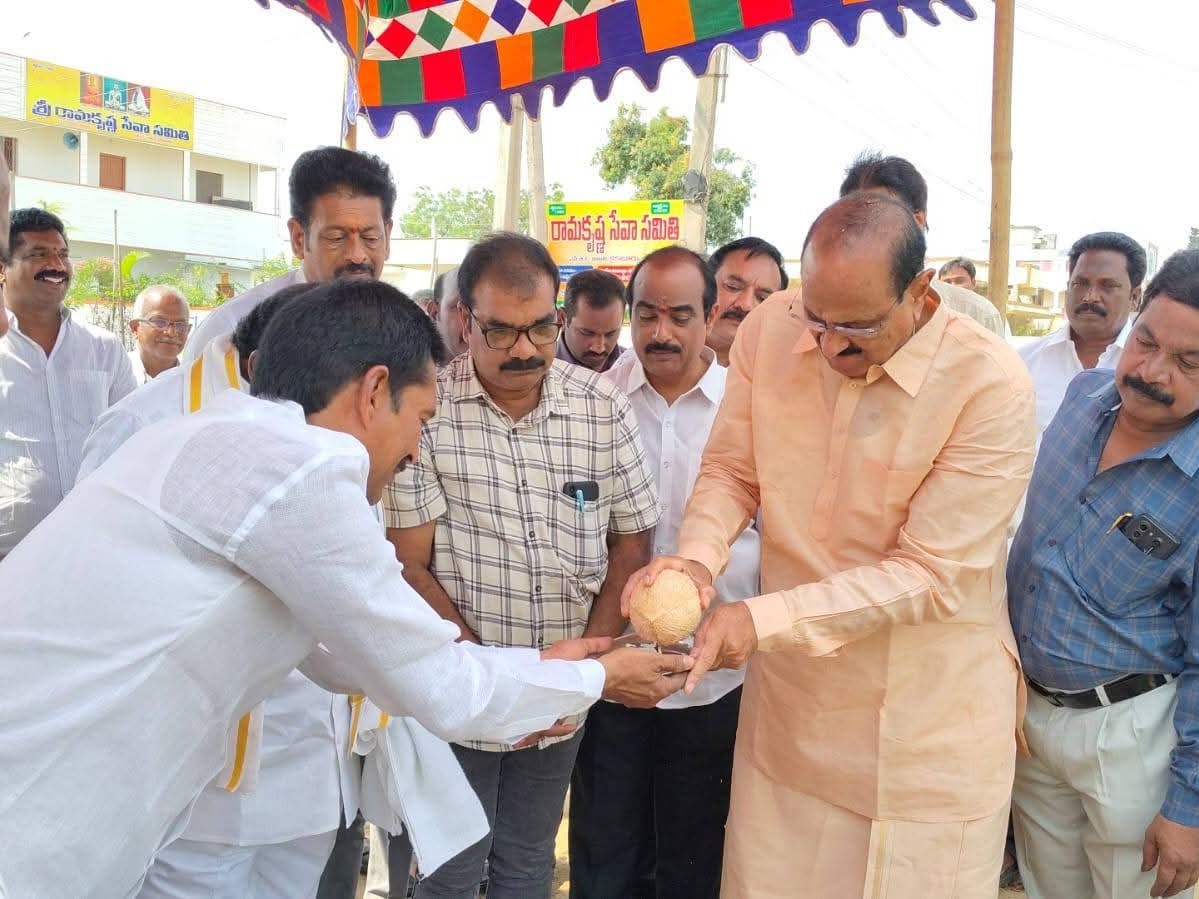 సీసీ రోడ్డు నిర్మాణ పనులకు ఎమ్మెల్యే శ్రీకారం