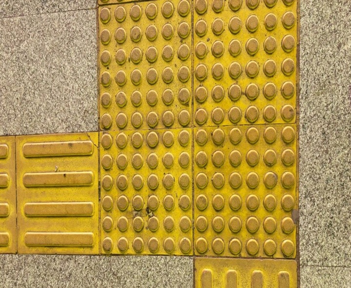 పబ్లిక్ ప్లేసెస్‌లో ఈ టైల్స్‌ను గమనించారా?