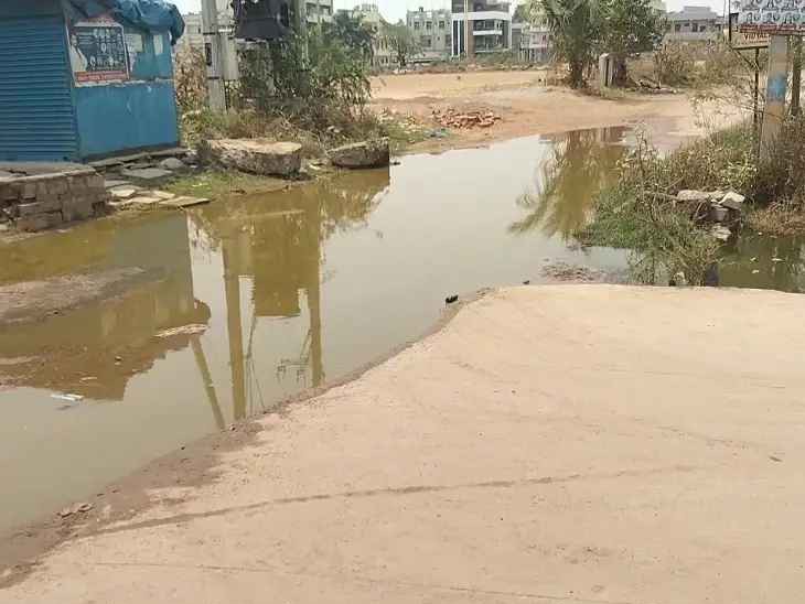 రోడ్డుపై మురుగు నీరు.!