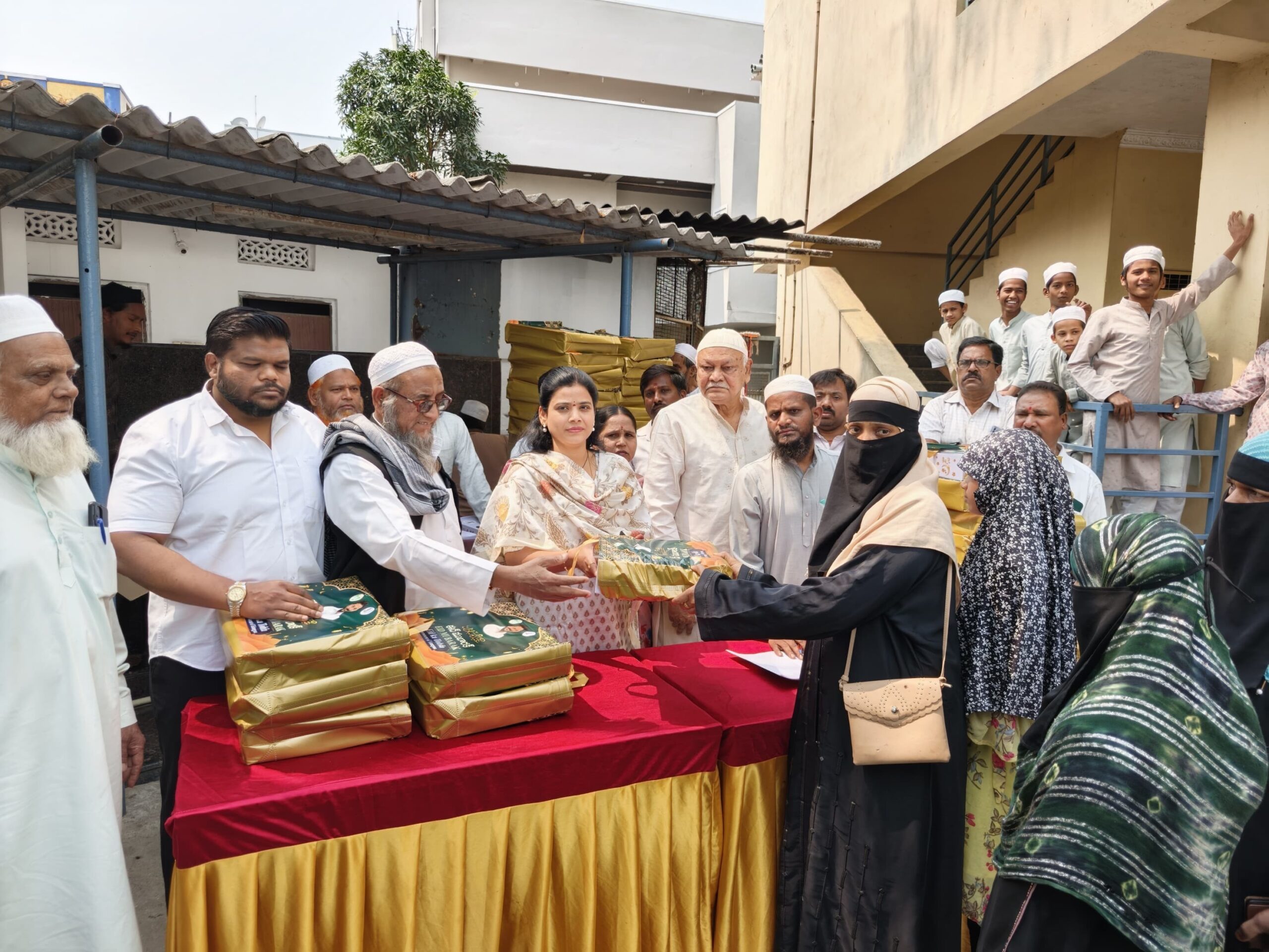 మస్జిద్-ఏ-అమ్మార్ వద్ద రంజాన్ బహుమతుల పంపిణీ