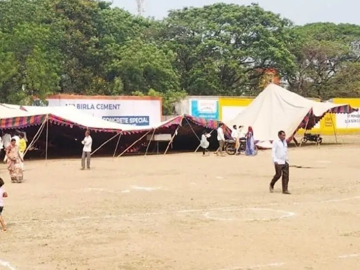 కుప్ప కూలిన టెంట్.. తప్పిన ప్రమాదం