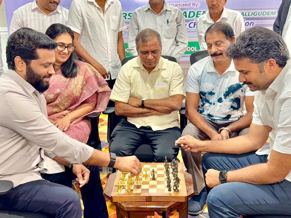 చదువుతో పాటు క్రీడల్లోనూ రాణించాలి: ఎమ్మెల్యే