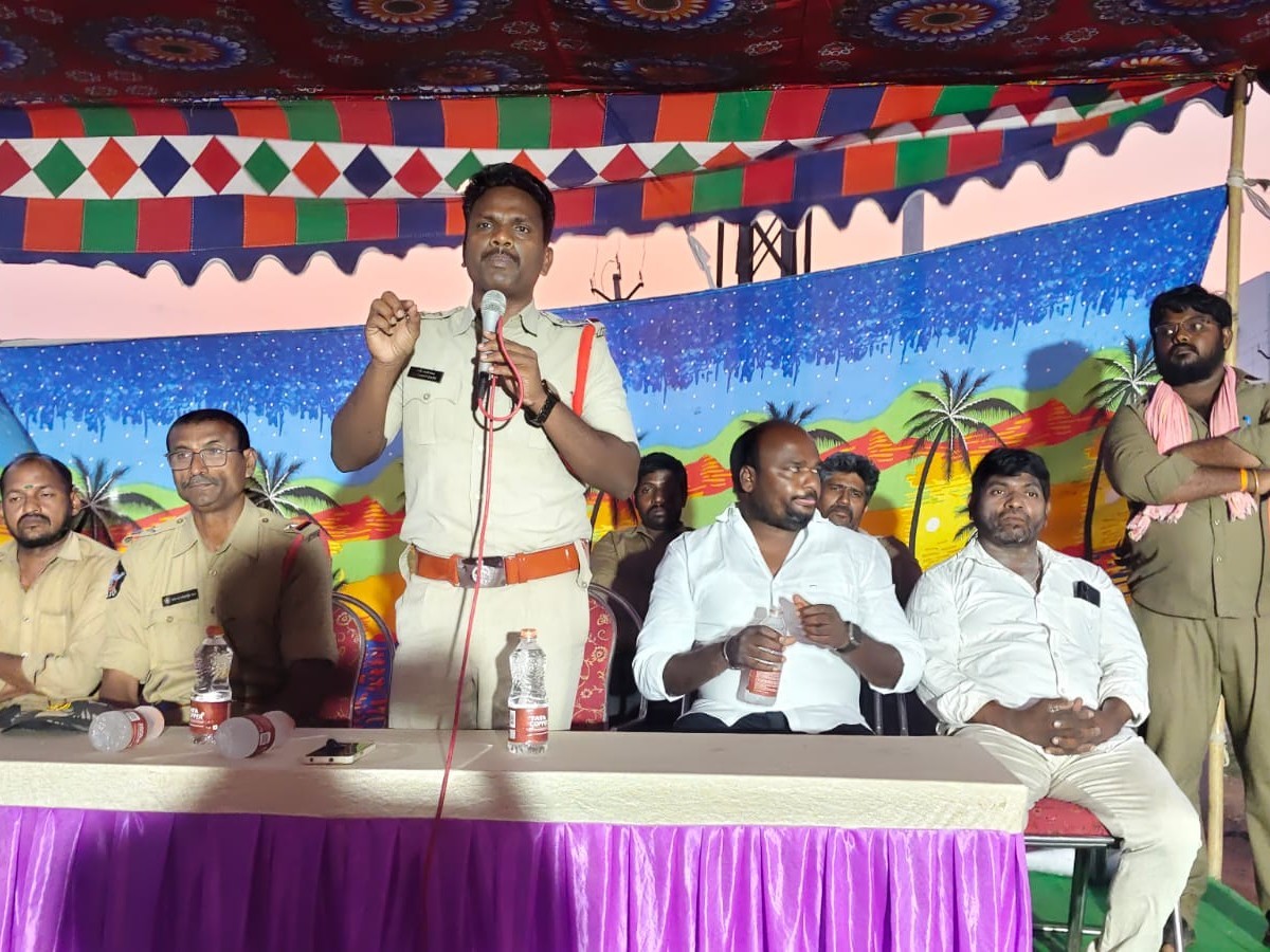 ఆటో డ్రైవర్లకు రోడ్డు భద్రత గురించి అవగాహన