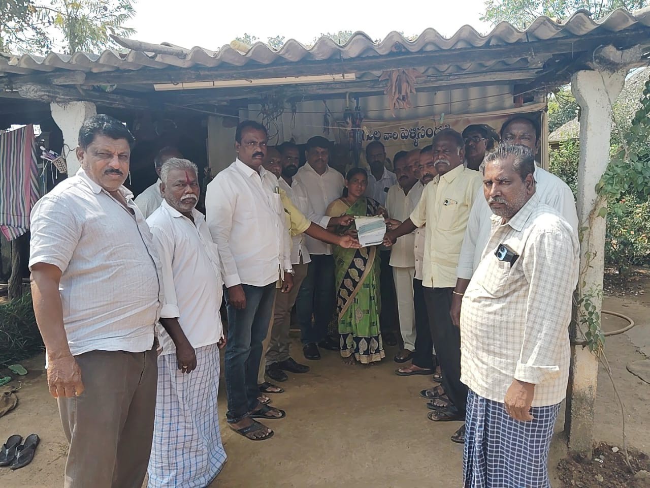 పెద్దవరంలో CMRF చెక్కుల పంపిణీ