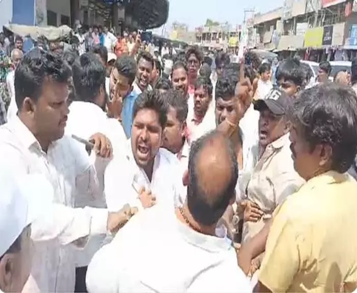 నడిరోడ్డుపై జనసేన నేతల బాహాబాహీ.. ఉద్రిక్తత