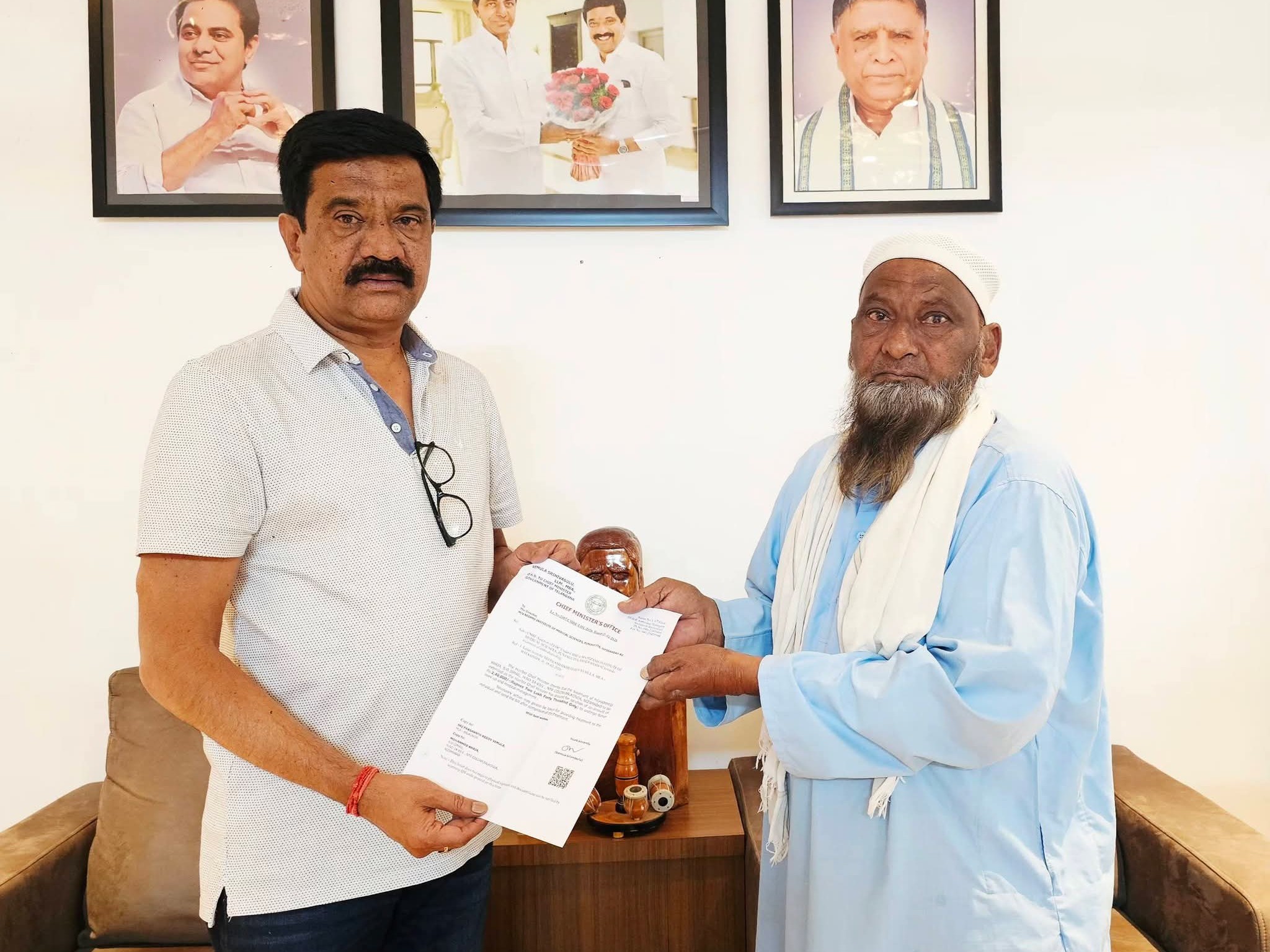 ముఖ్యమంత్రి సహాయ నిధిని అందజేసిన ఎమ్మెల్యే