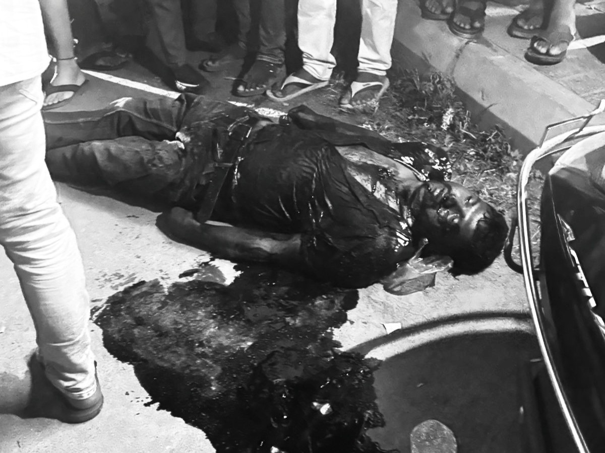 MURDER: ఘోరం..దేవాలయం వద్ద కత్తులతో దాడి..!